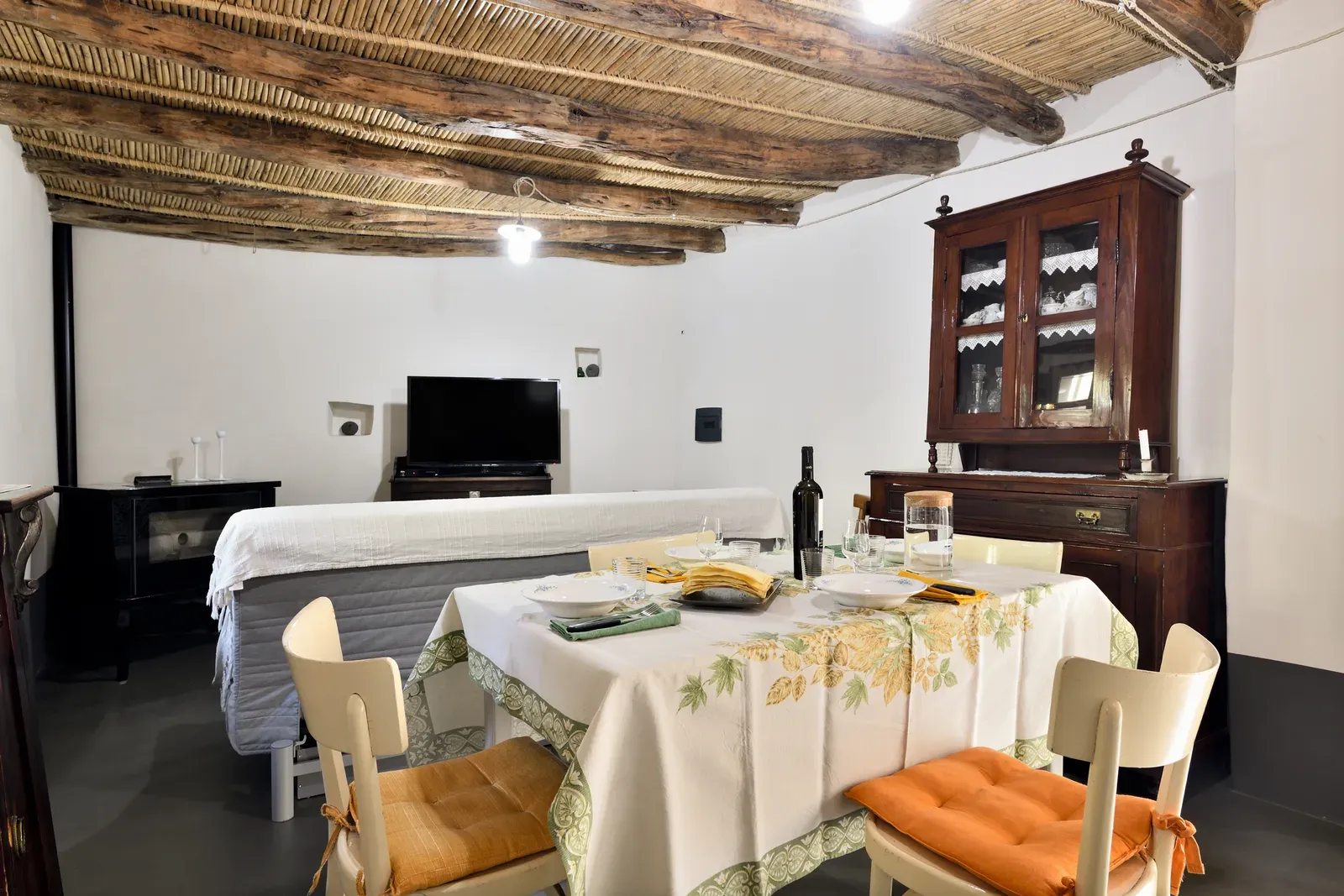 Il soggiorno visto dalla parete opposta, con la credenza in legno