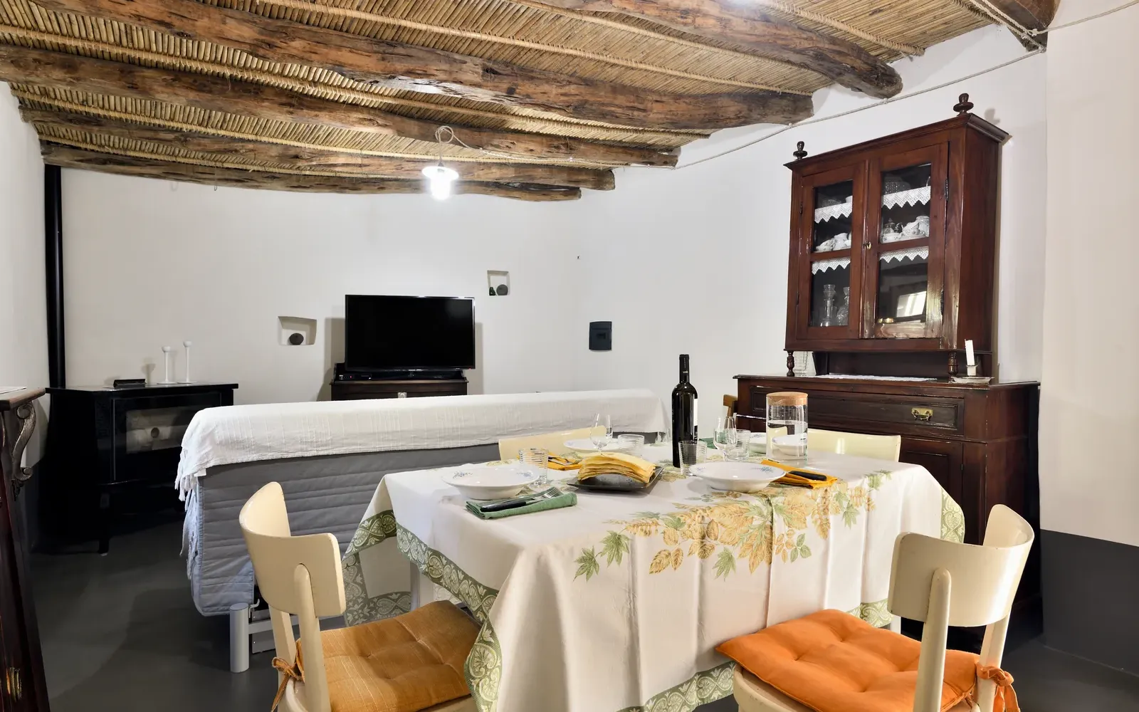 Il soggiorno visto dalla parete opposta, con la credenza in legno