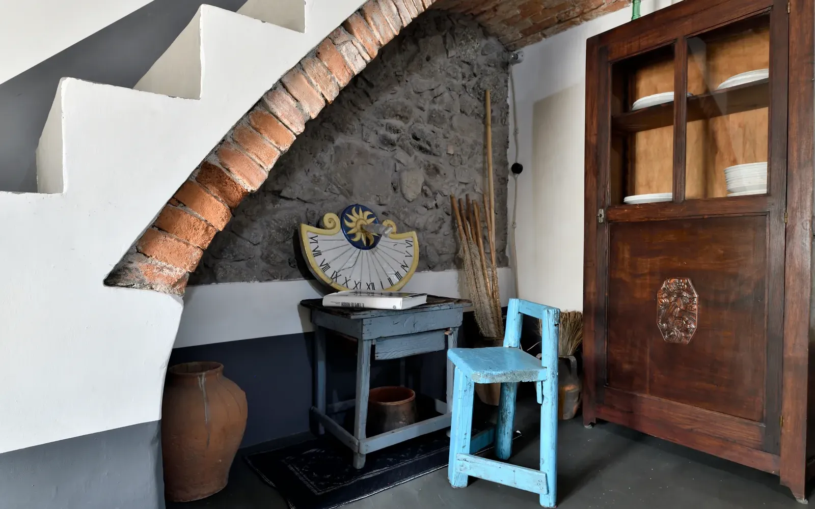 L’arco in pietra accanto alla porta a vetri