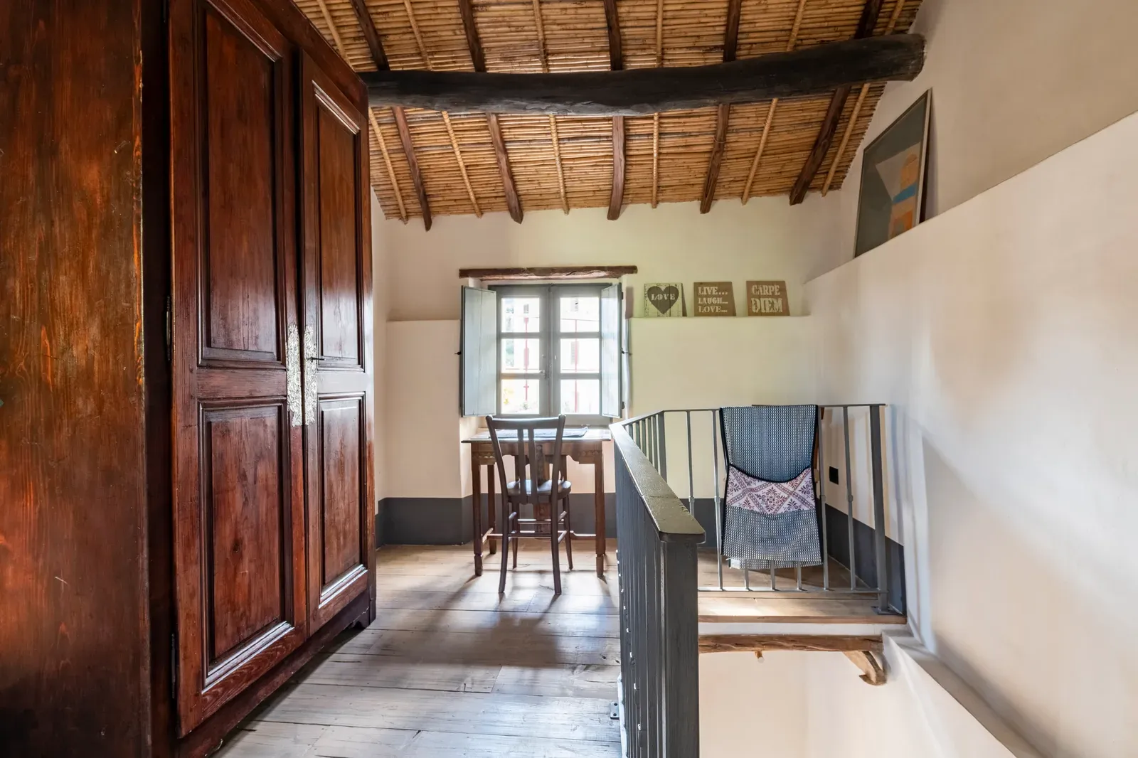 L’armadio in legno e il tavolino sotto il soffitto in canne