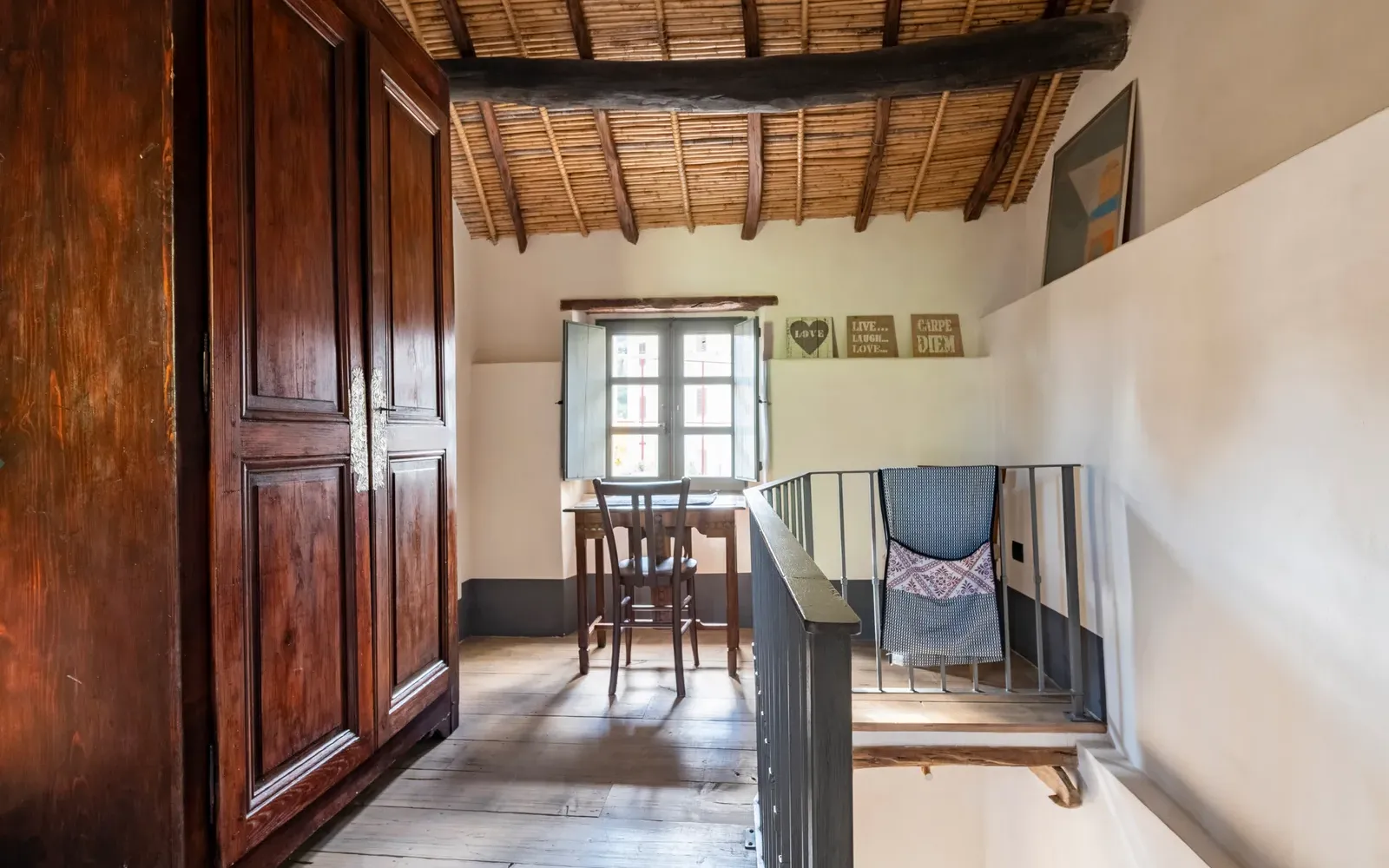 L’armadio in legno e il tavolino sotto il soffitto in canne