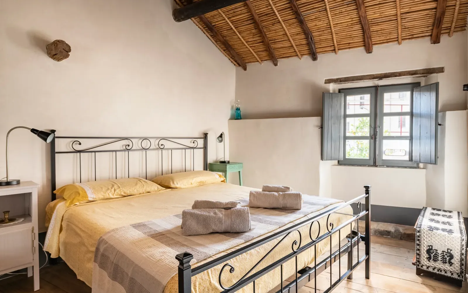 Camera matrimoniale con letto in ferro battuto