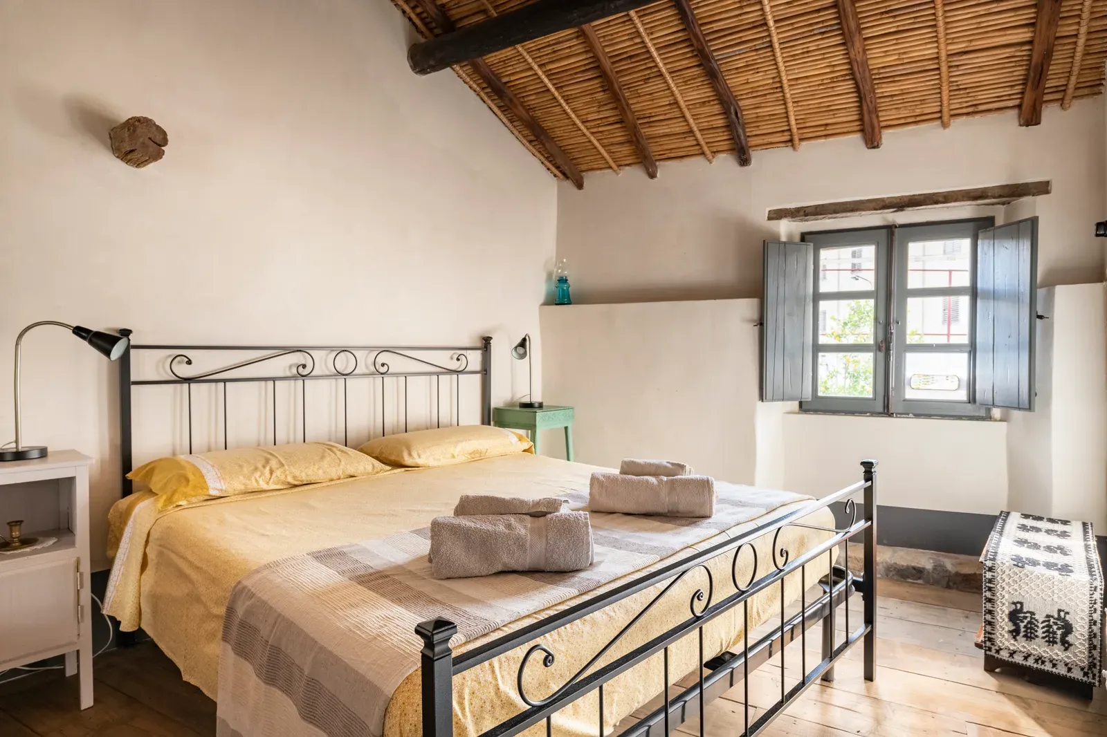 Camera matrimoniale con letto in ferro battuto