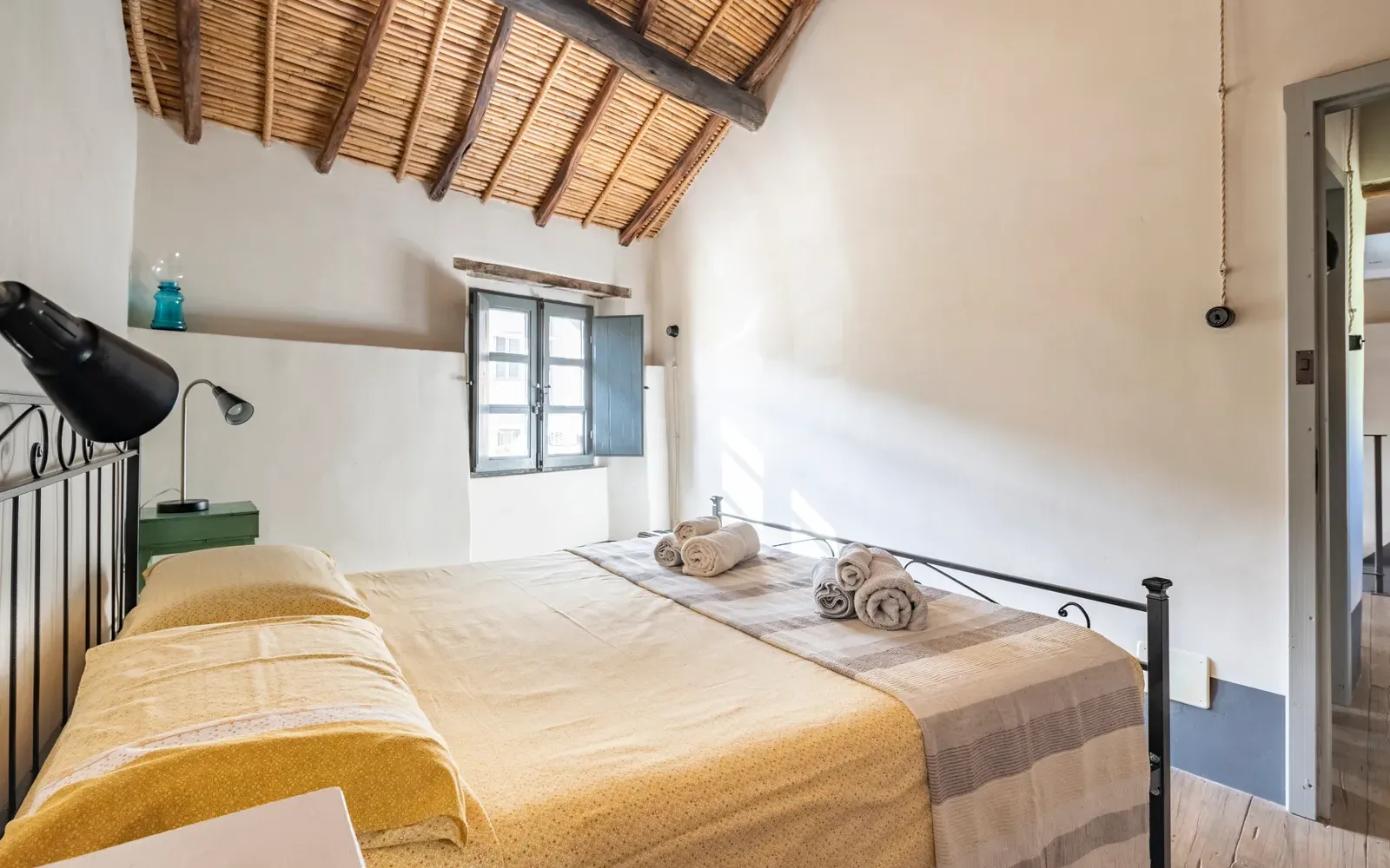 Seconda camera con letto e lampada da lettura
