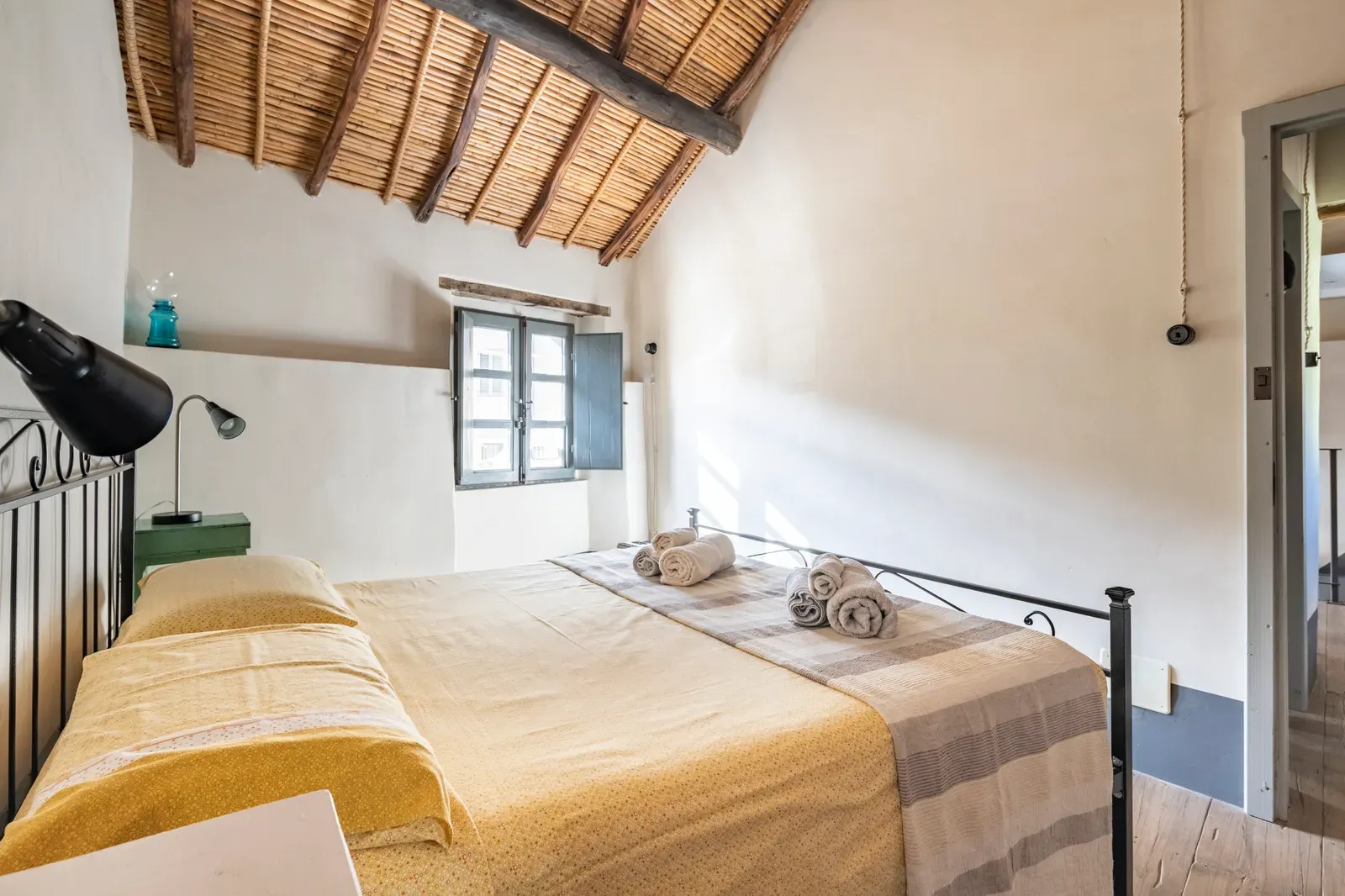 Seconda camera con letto e lampada da lettura