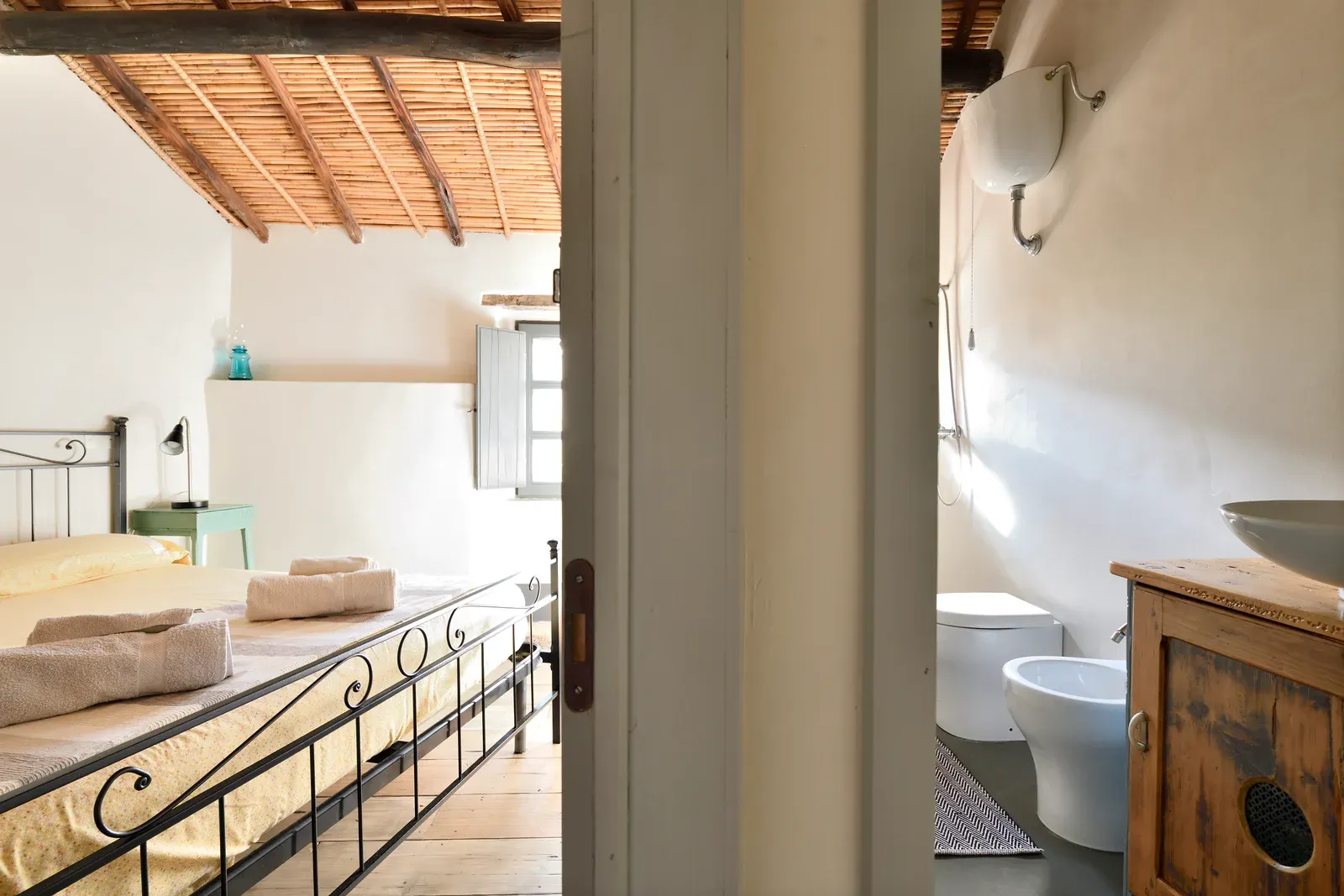 Bagno con lavabo a bacinella e specchio