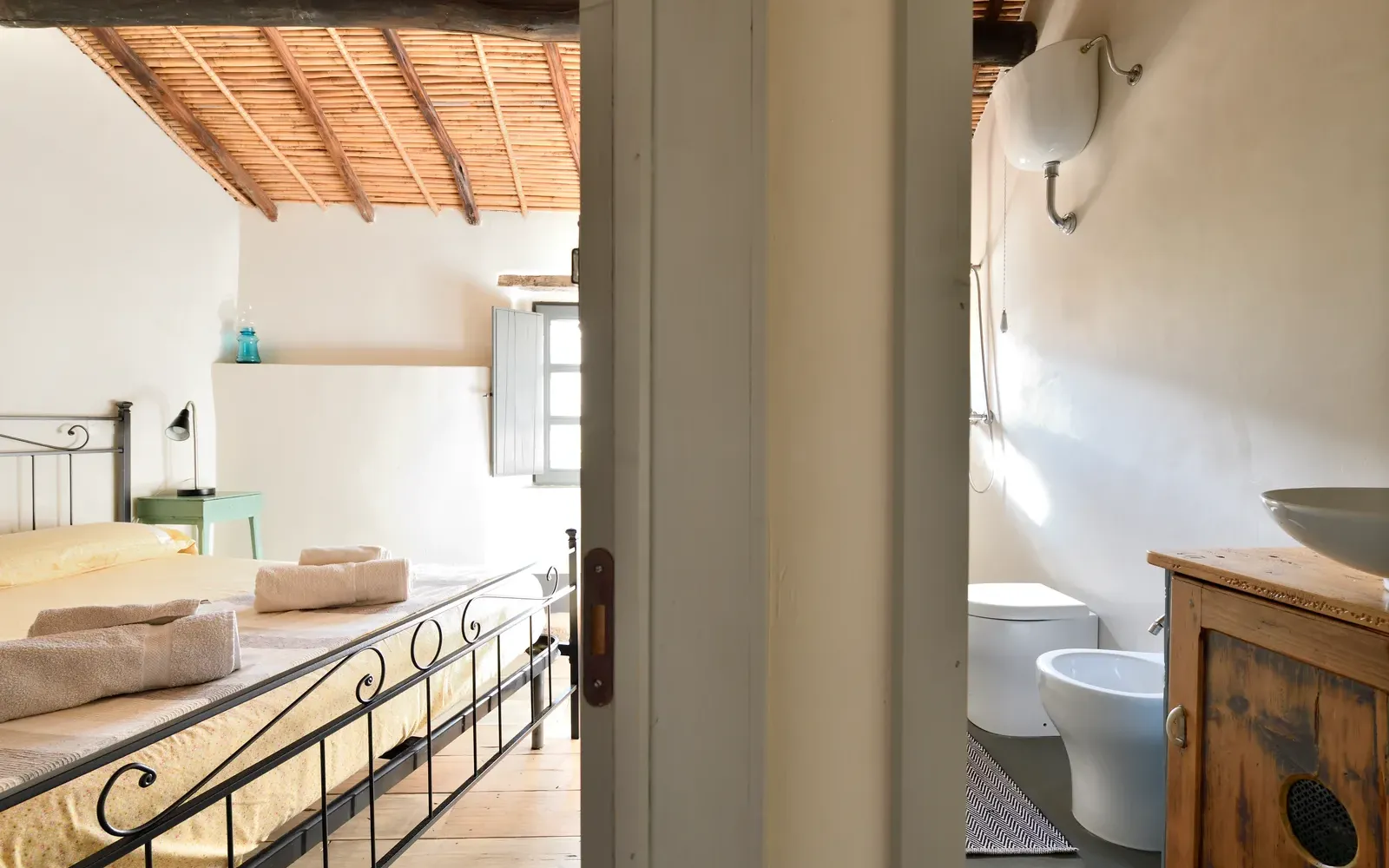 Bagno con lavabo a bacinella e specchio