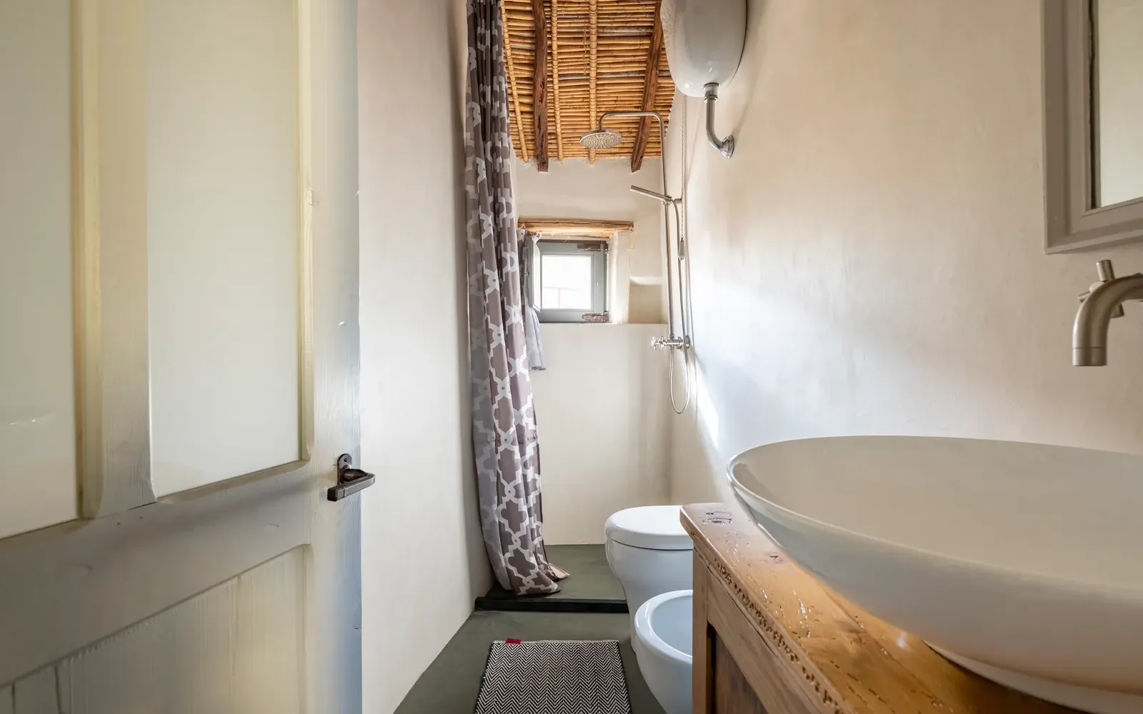 Il lavabo tondo appoggiato sul mobile in legno