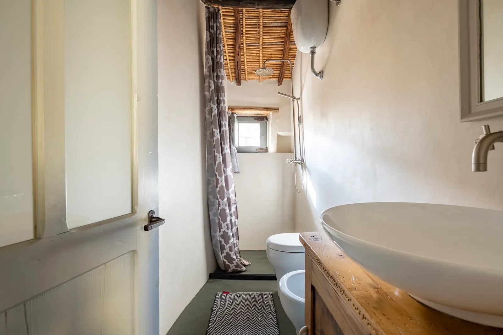Il lavabo tondo appoggiato sul mobile in legno