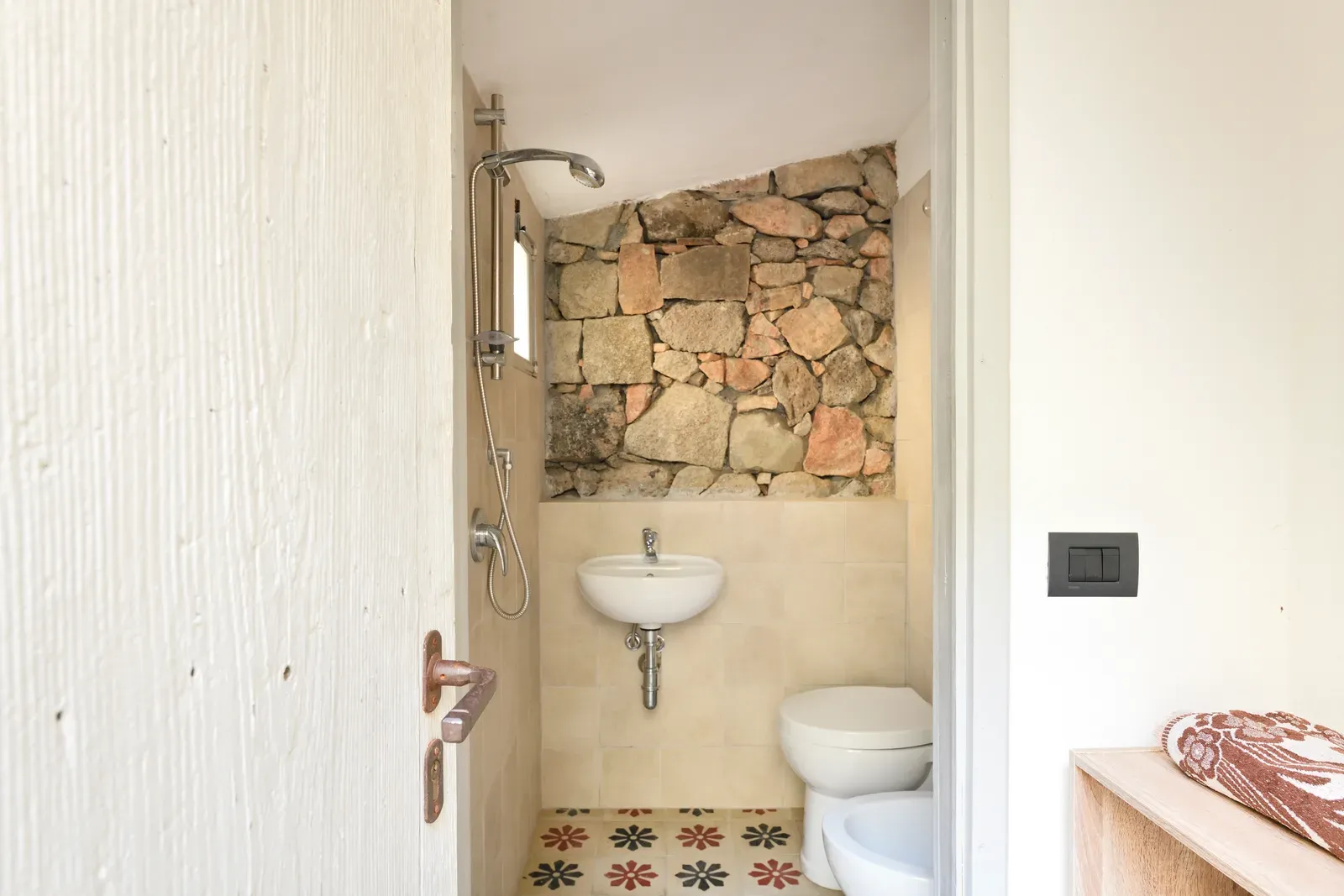 Secondo bagno con doccia ricavata nel muro in pietra