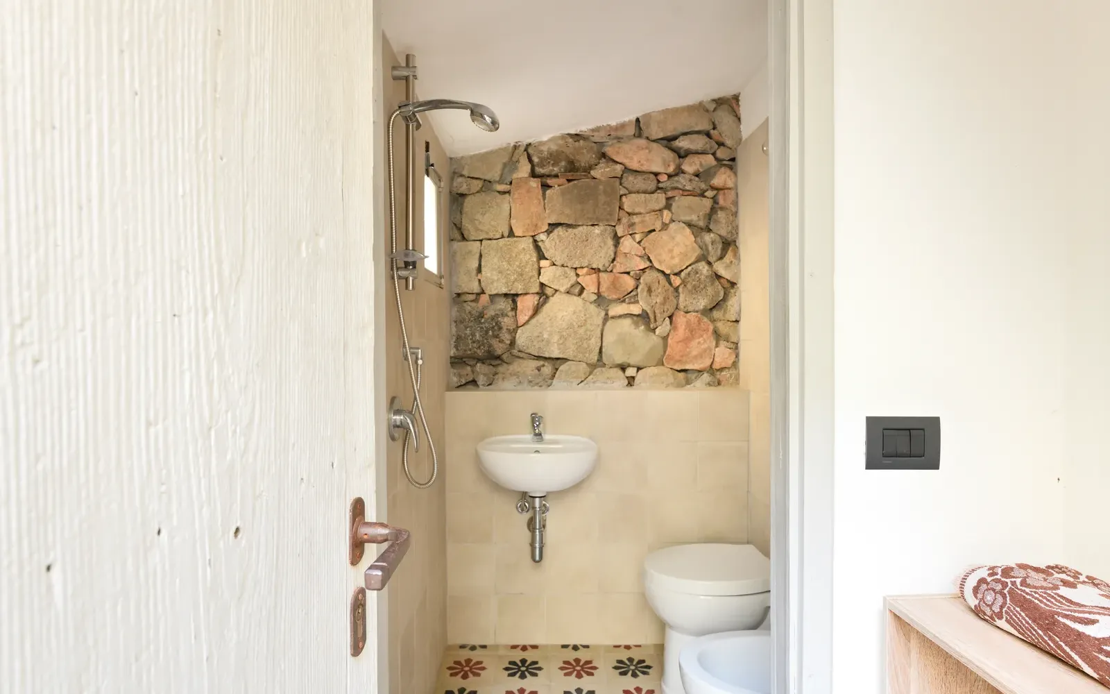 Secondo bagno con doccia ricavata nel muro in pietra