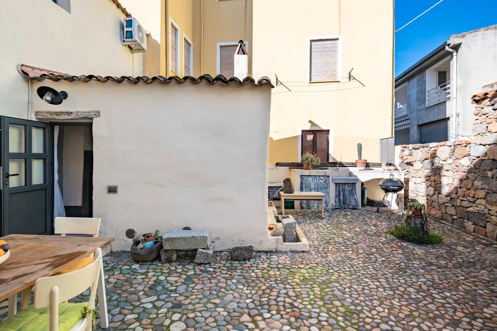 Il cortile visto verso la casa, con il tetto in coppi
