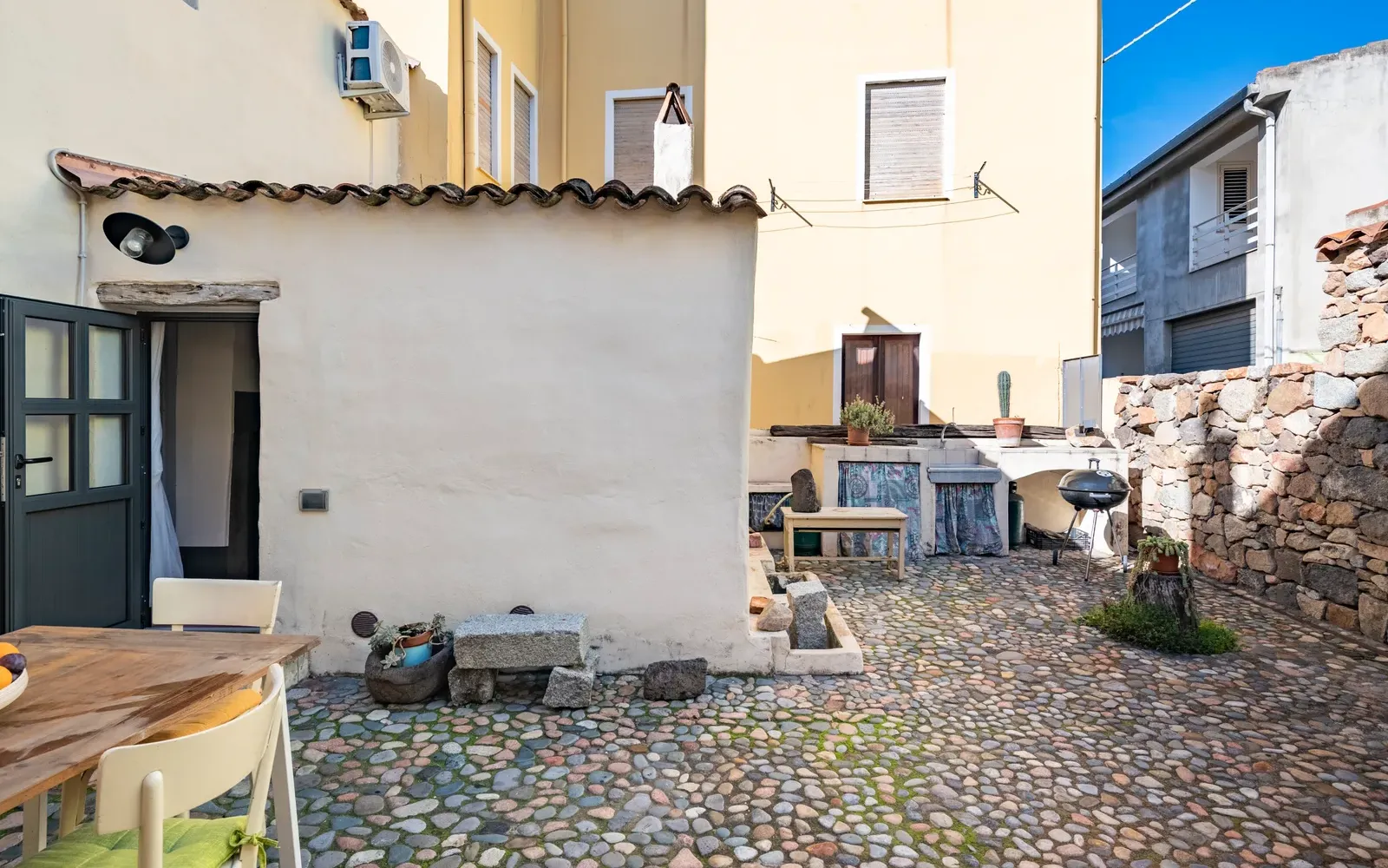Il cortile visto verso la casa, con il tetto in coppi