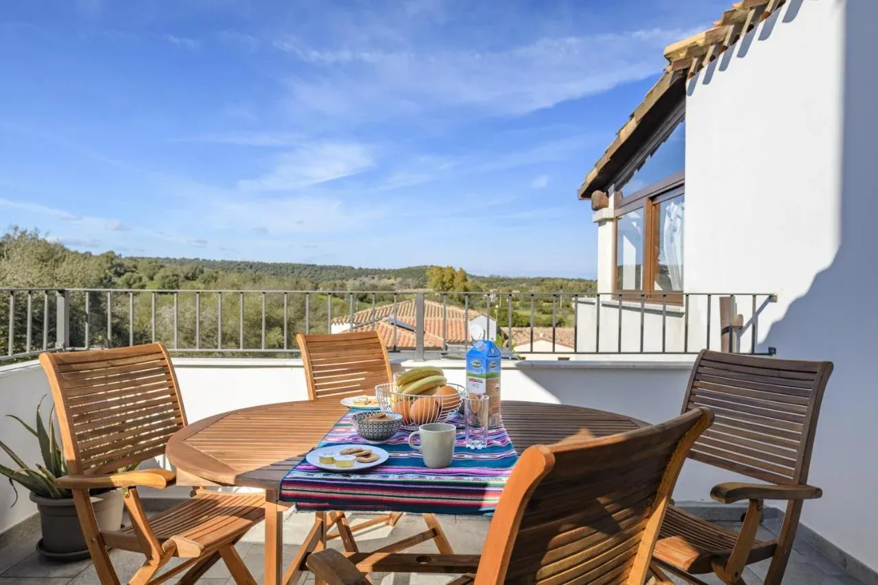 Terrazza con tavolo apparecchiato, affacciata sulla campagna