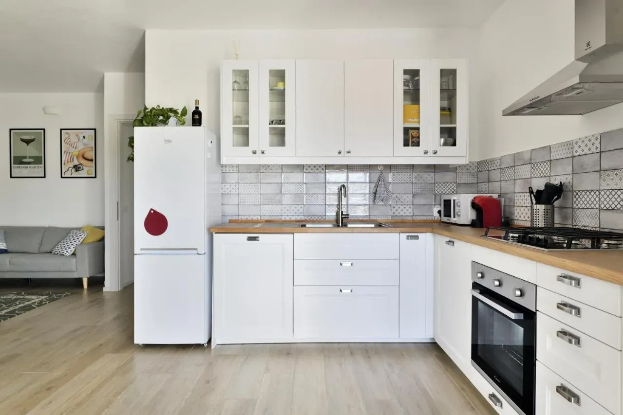 Cucina attrezzata con forno, piano cottura e frigorifero