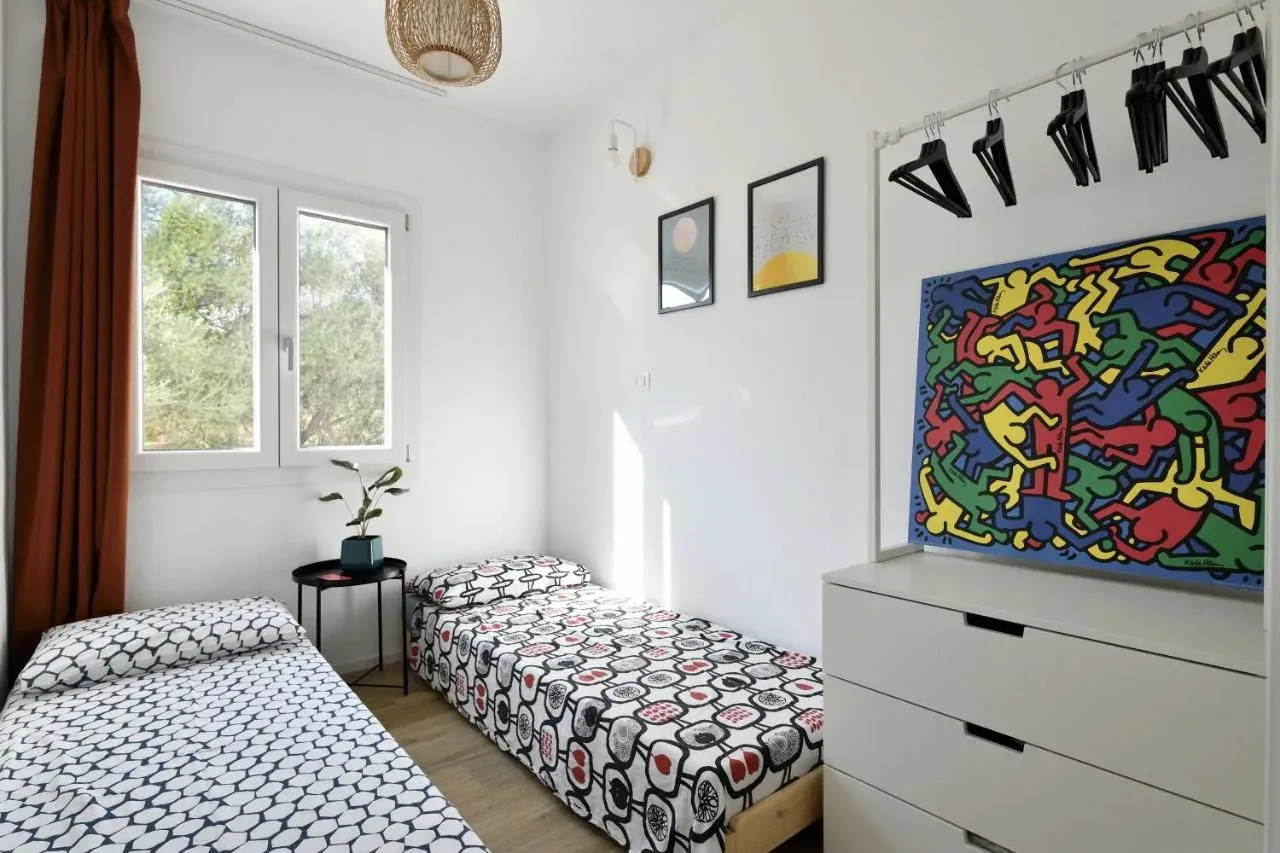 La camera con due letti e il quadro colorato