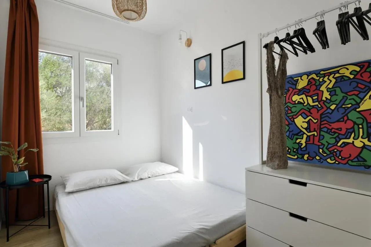 Letto singolo accanto alla cassettiera
