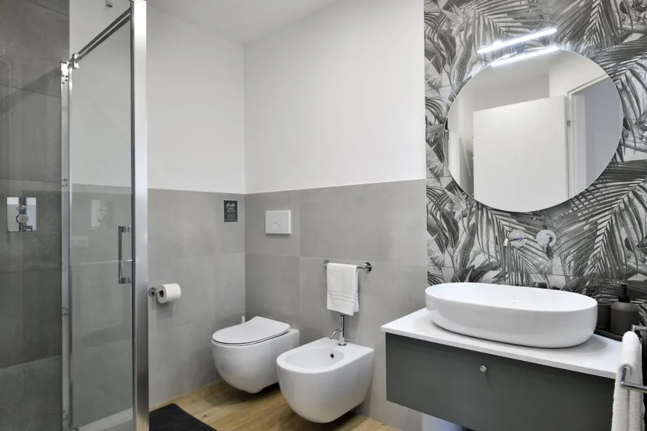 Bagno con doccia, sanitari e bidet