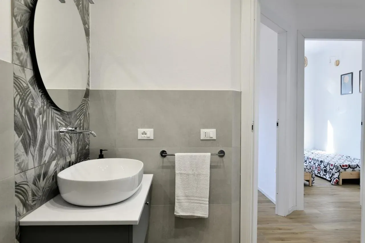 Il lavabo sotto lo specchio circolare