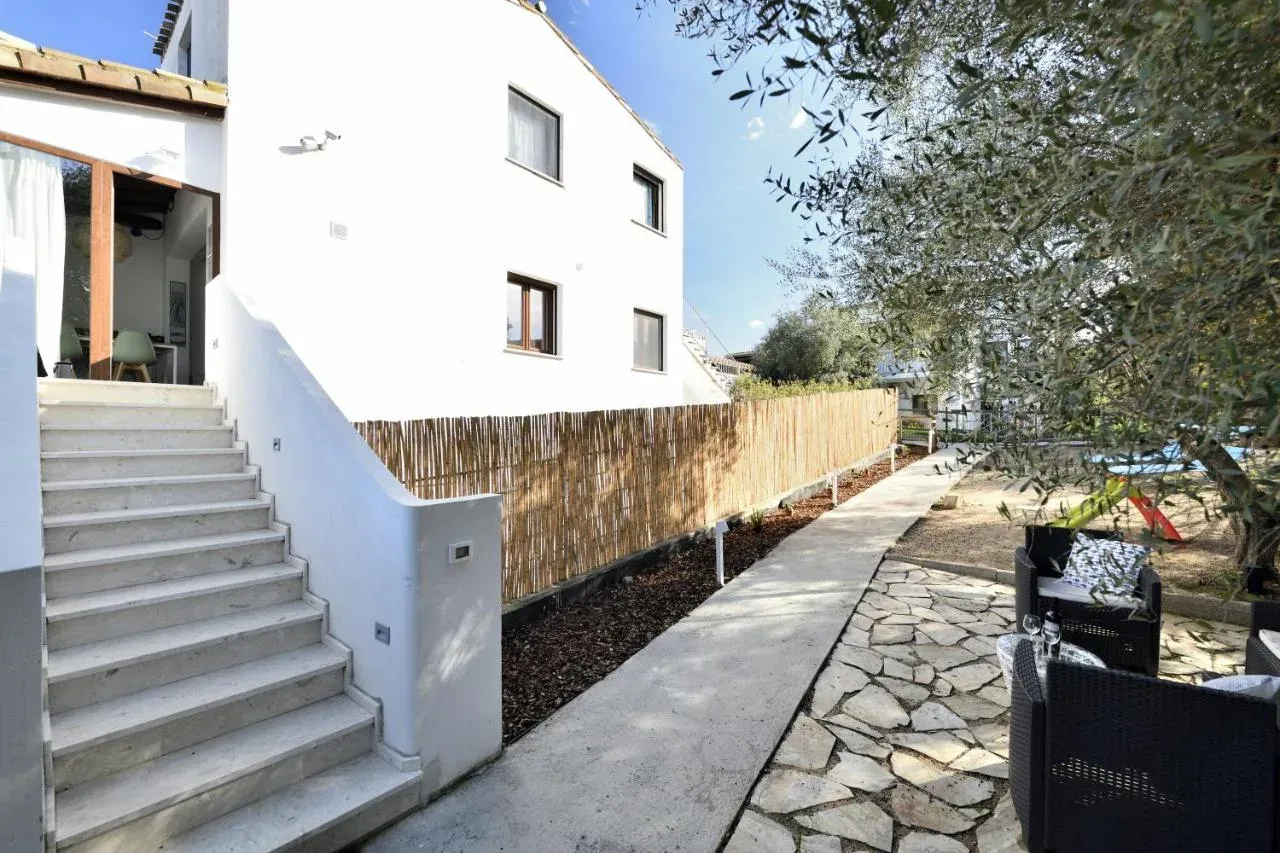 Scala esterna di accesso e vialetto in pietra