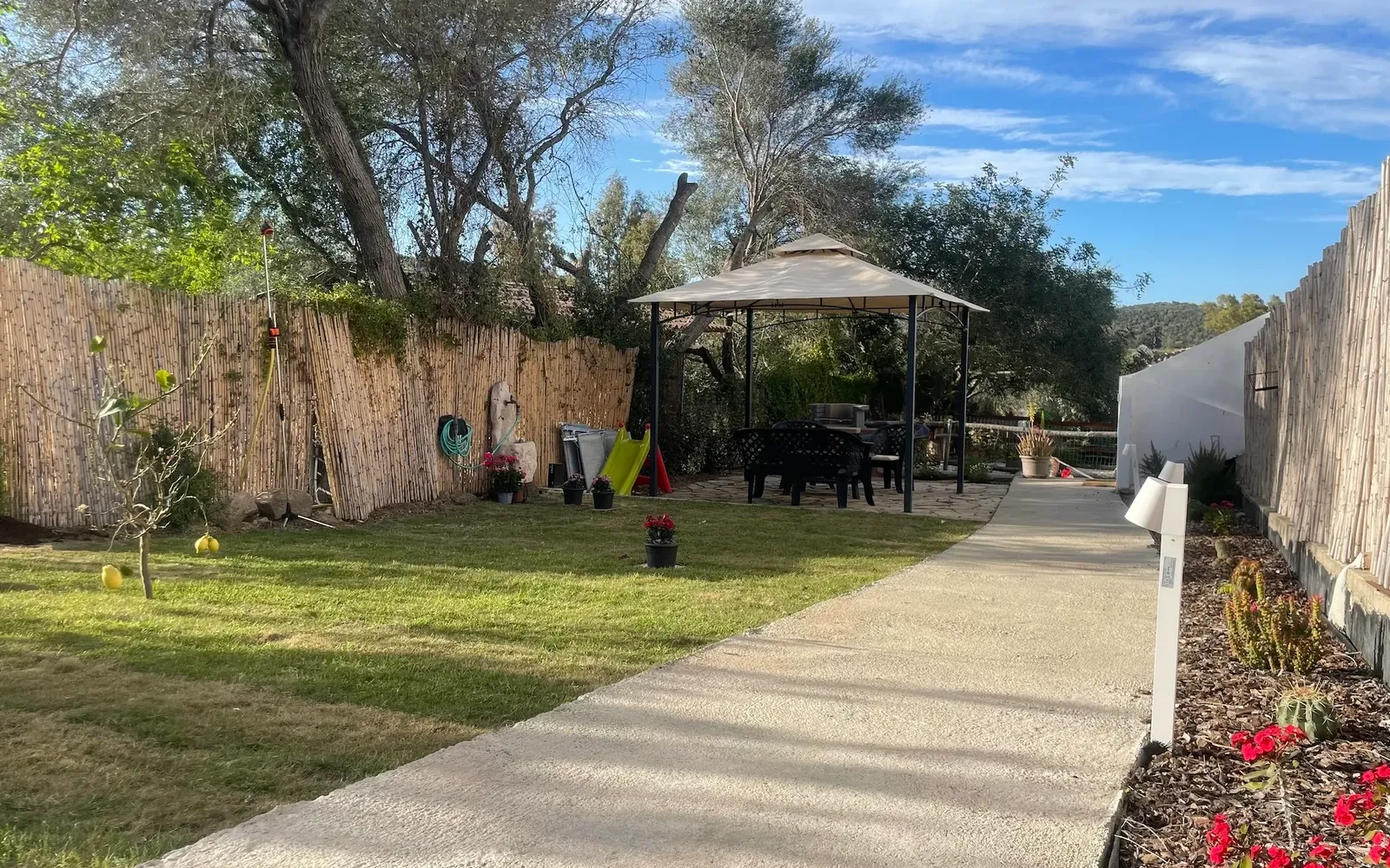 Il vialetto che porta al gazebo in giardino
