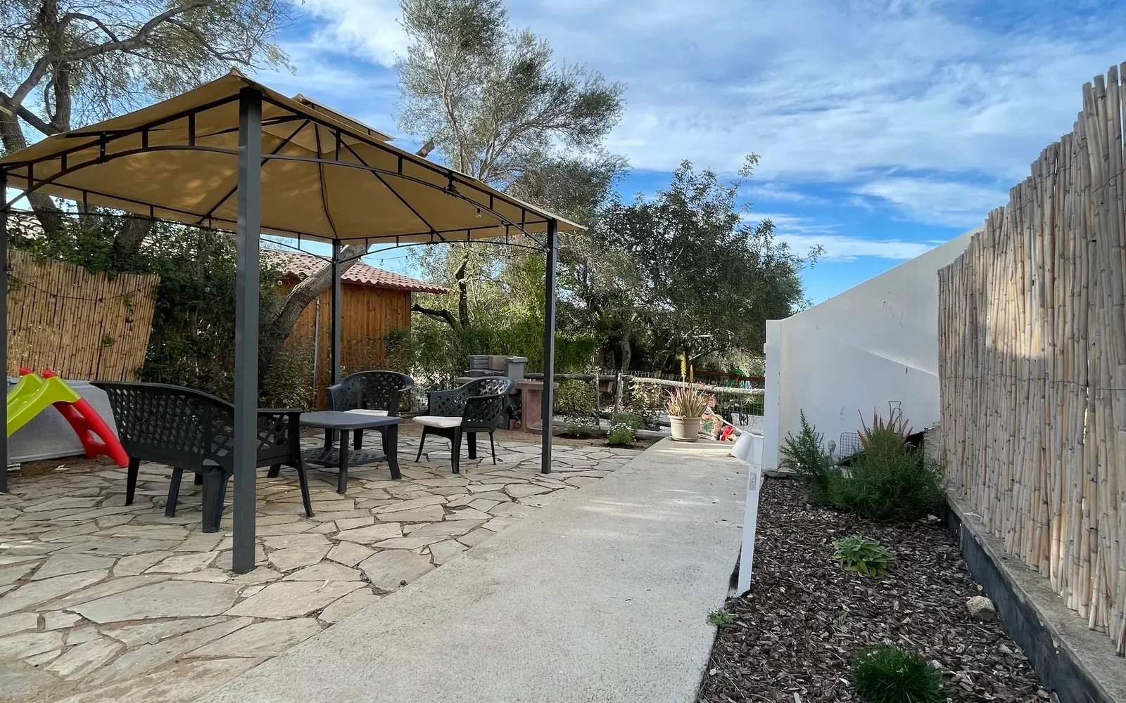 Gazebo con tavolo e sedie sul lastricato