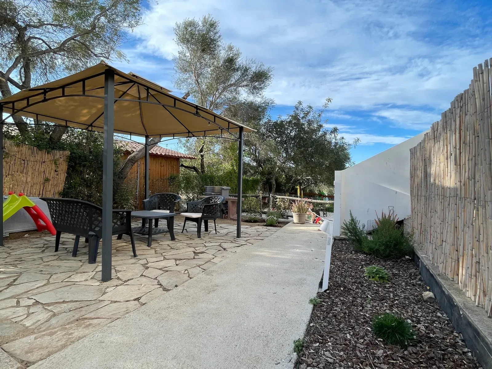 Gazebo con tavolo e sedie sul lastricato