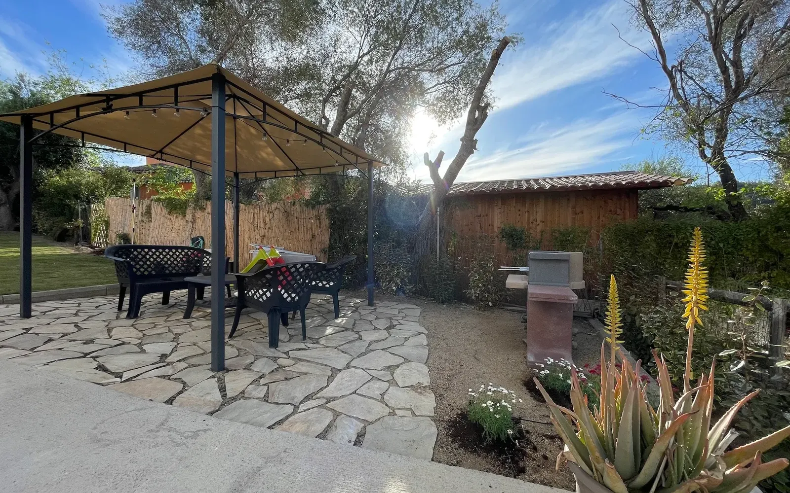 Il gazebo e la zona pranzo all’aperto fra gli ulivi