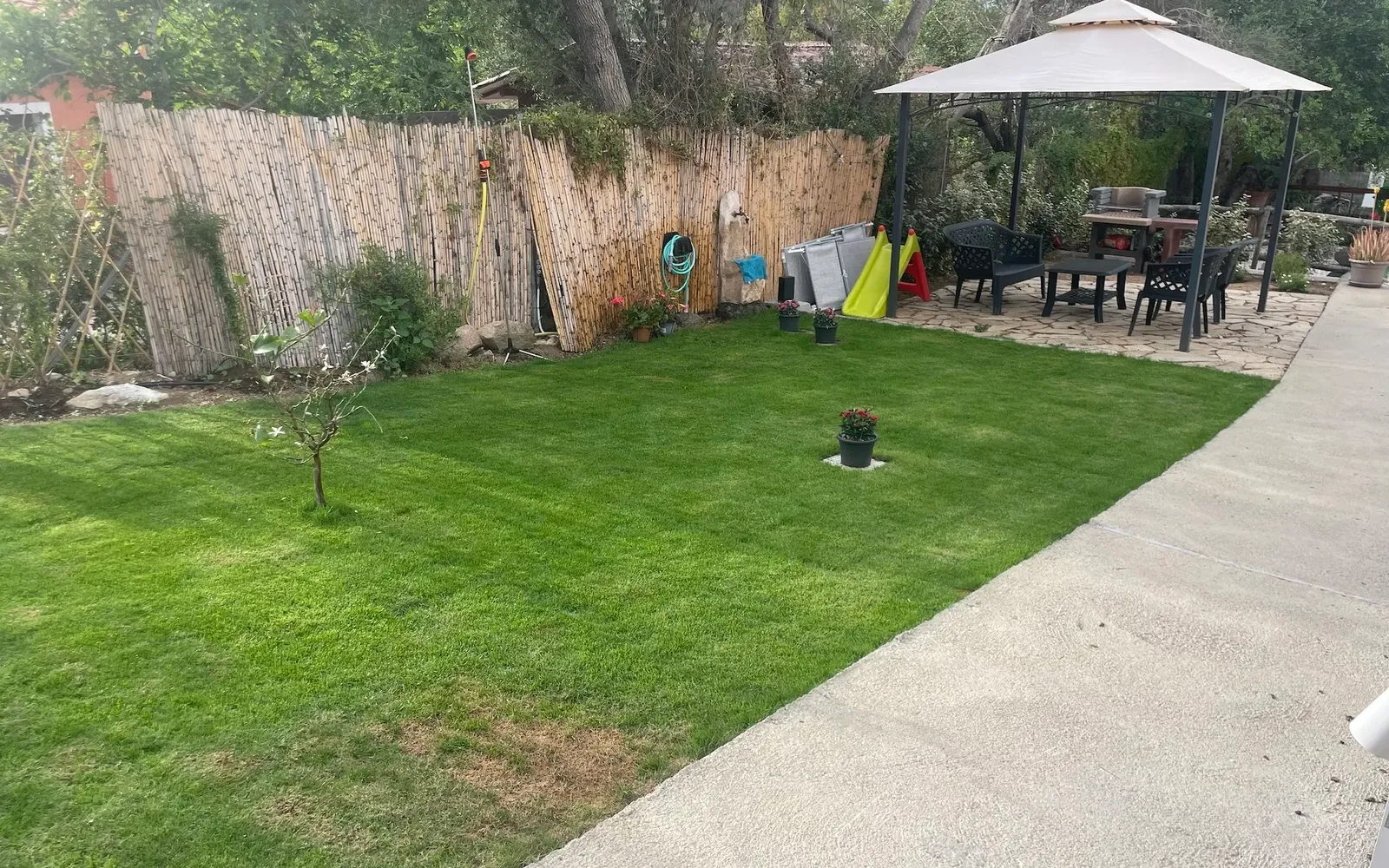 Il giardino con l’ombrellone e il prato