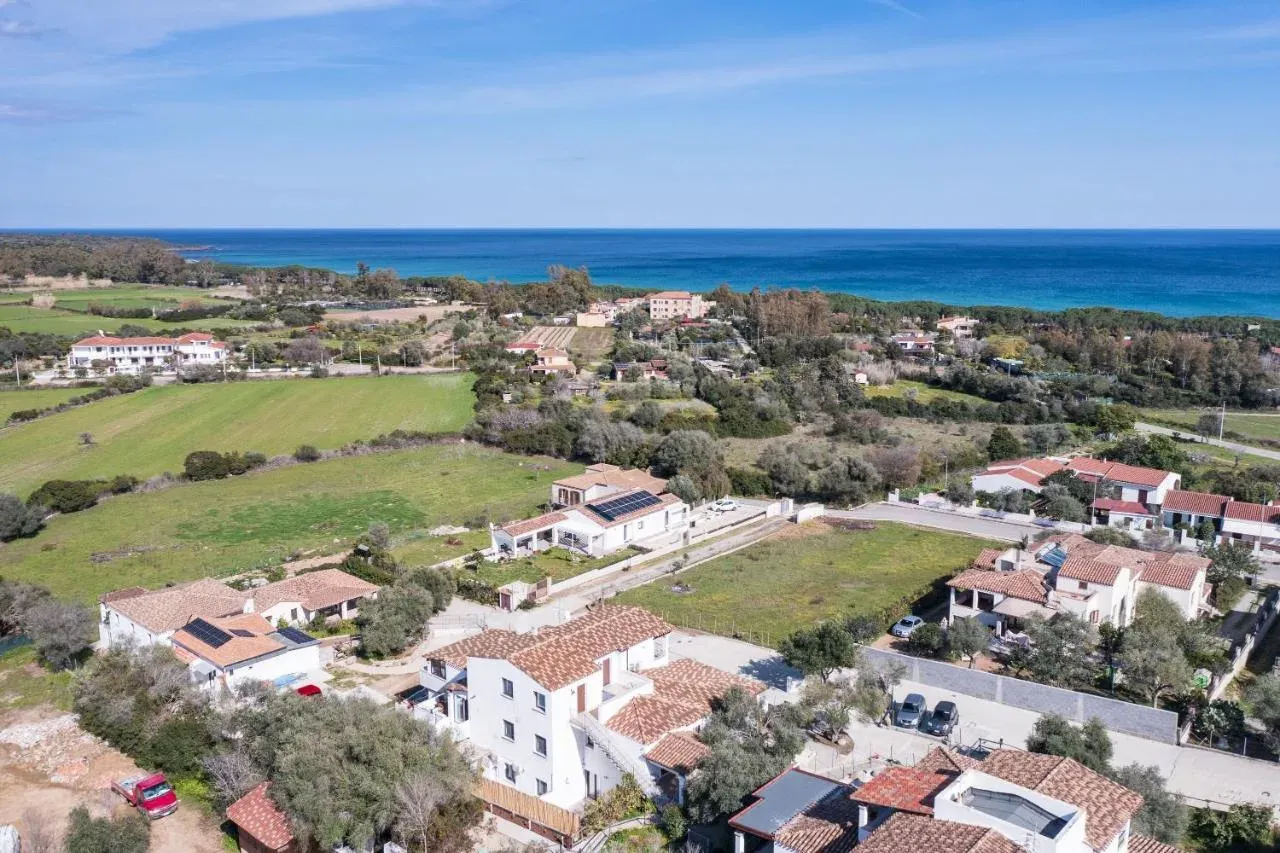 Il Borgo Sa Marina dall’alto, con la costa sullo sfondo